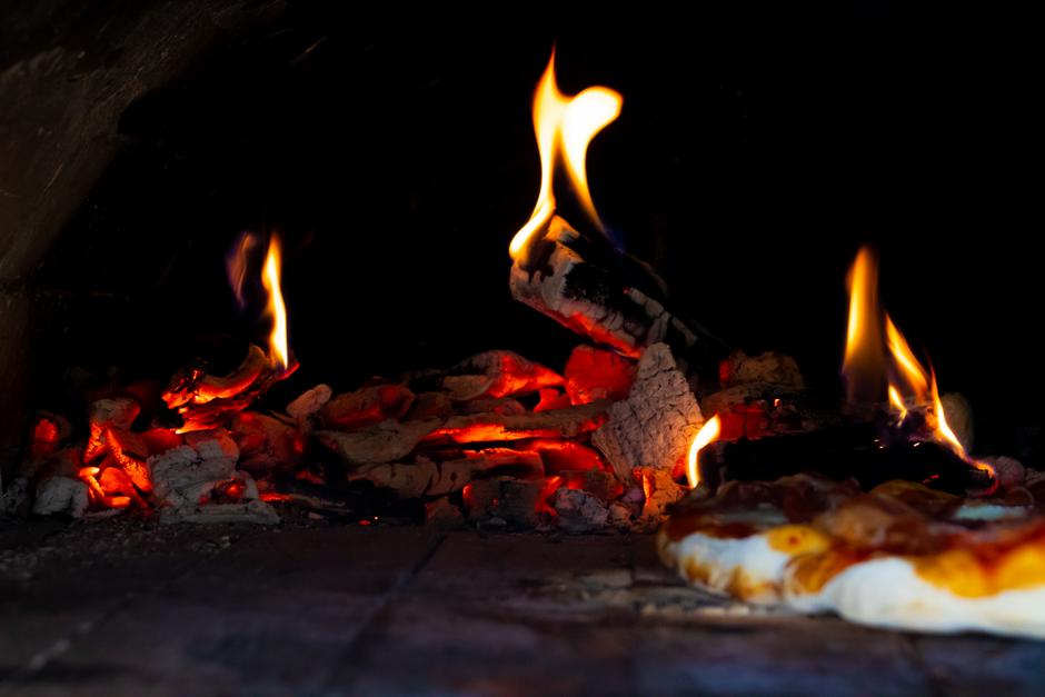 Pizza saliendo del horno de leña de Pizza del Sol